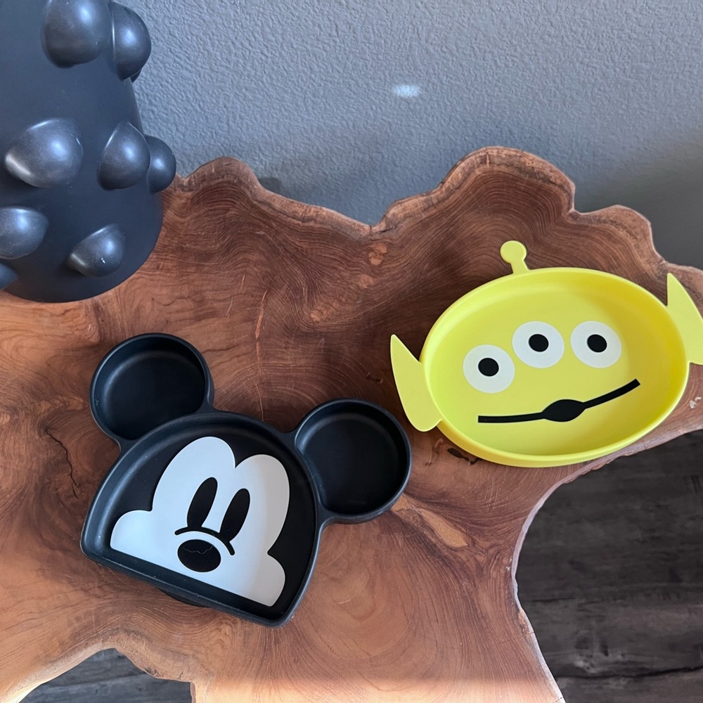 ✨SOLD✨ Disney kids grip on serving plates